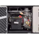 Detalle de bornes y conexiones eléctricas trifásicas del generador diésel VOLK VDC6800-3P.